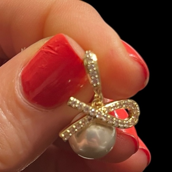 SHASHI Small Faux Pave Goldplated Ribbon Bow Pearl Drop Jewelry Earrings - Picture 14 of 16